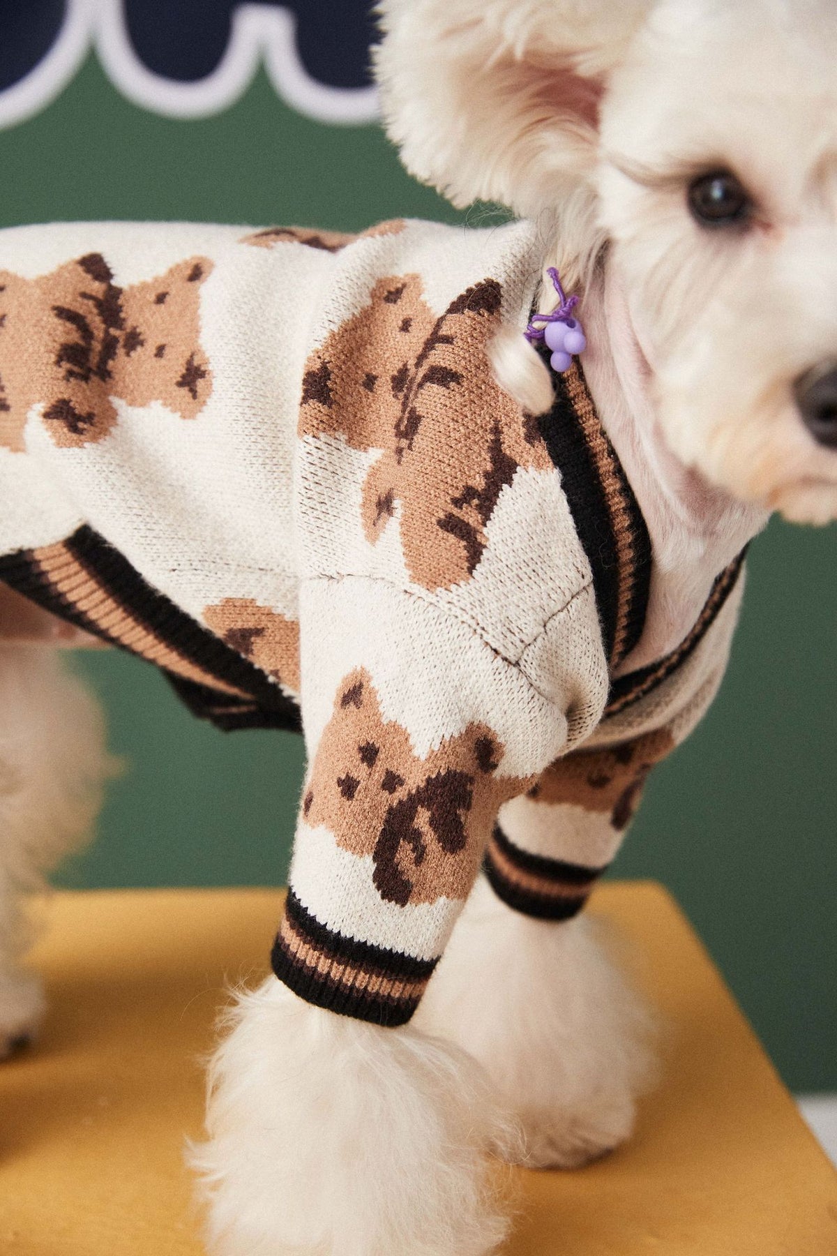 Hundekuscheldecke mit V-Ausschnitt, Streifen – Bild 2 | LuxeStyle