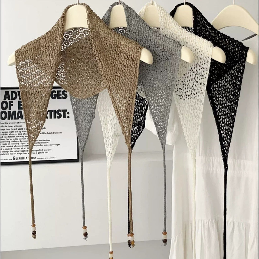 Dreieckiger Strickschal mit Lochmuster
