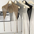 Dreieckiger Strickschal mit Lochmuster