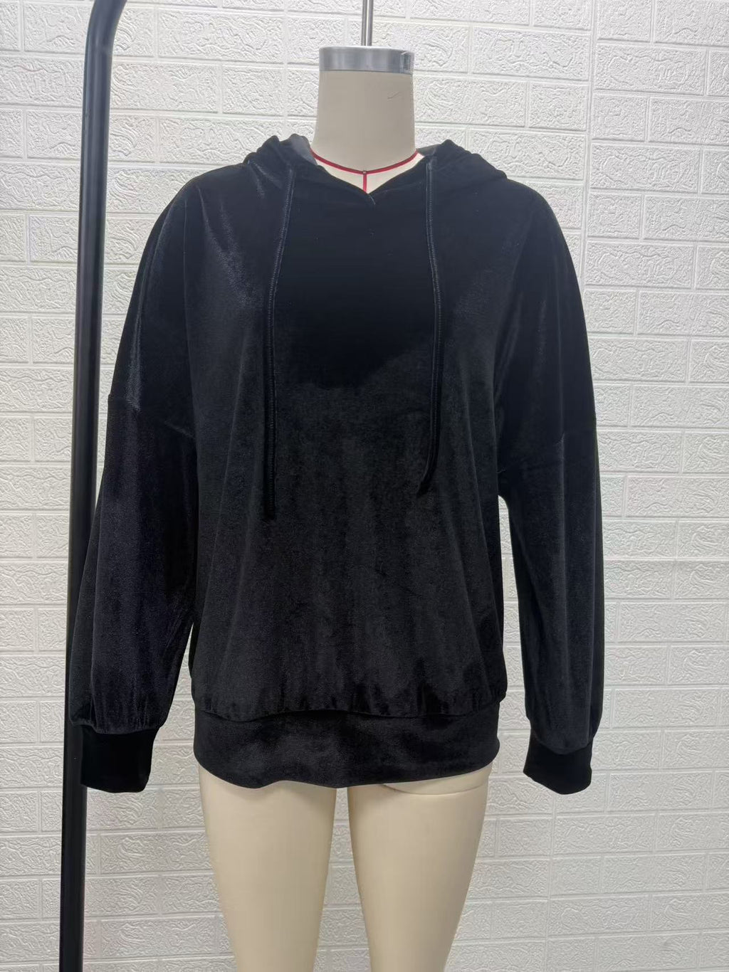Samt-Pullover mit Kapuze und Kordelzug
