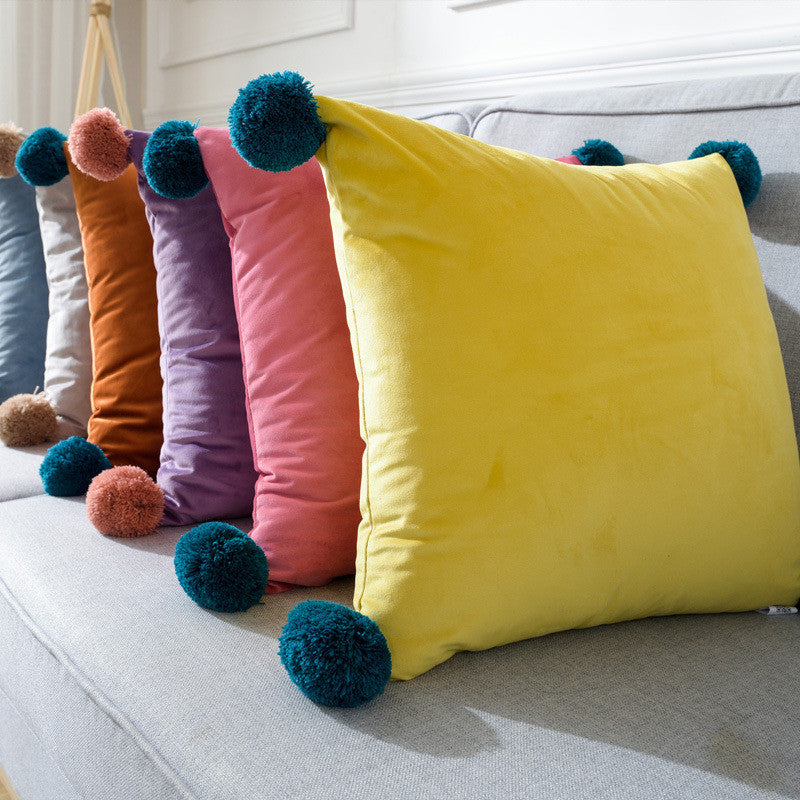 Samt-Kissenbezug mit Wollbommel – Bild 1 | LuxeStyle