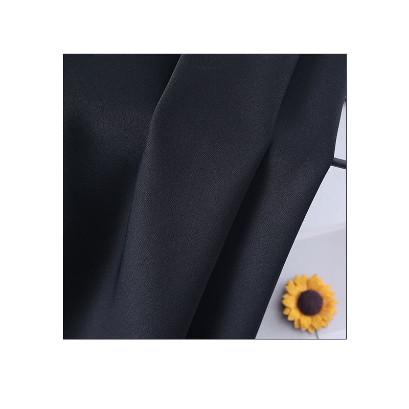 Schwarzer Stoff für Robe – Bild 1 | LuxeStyle