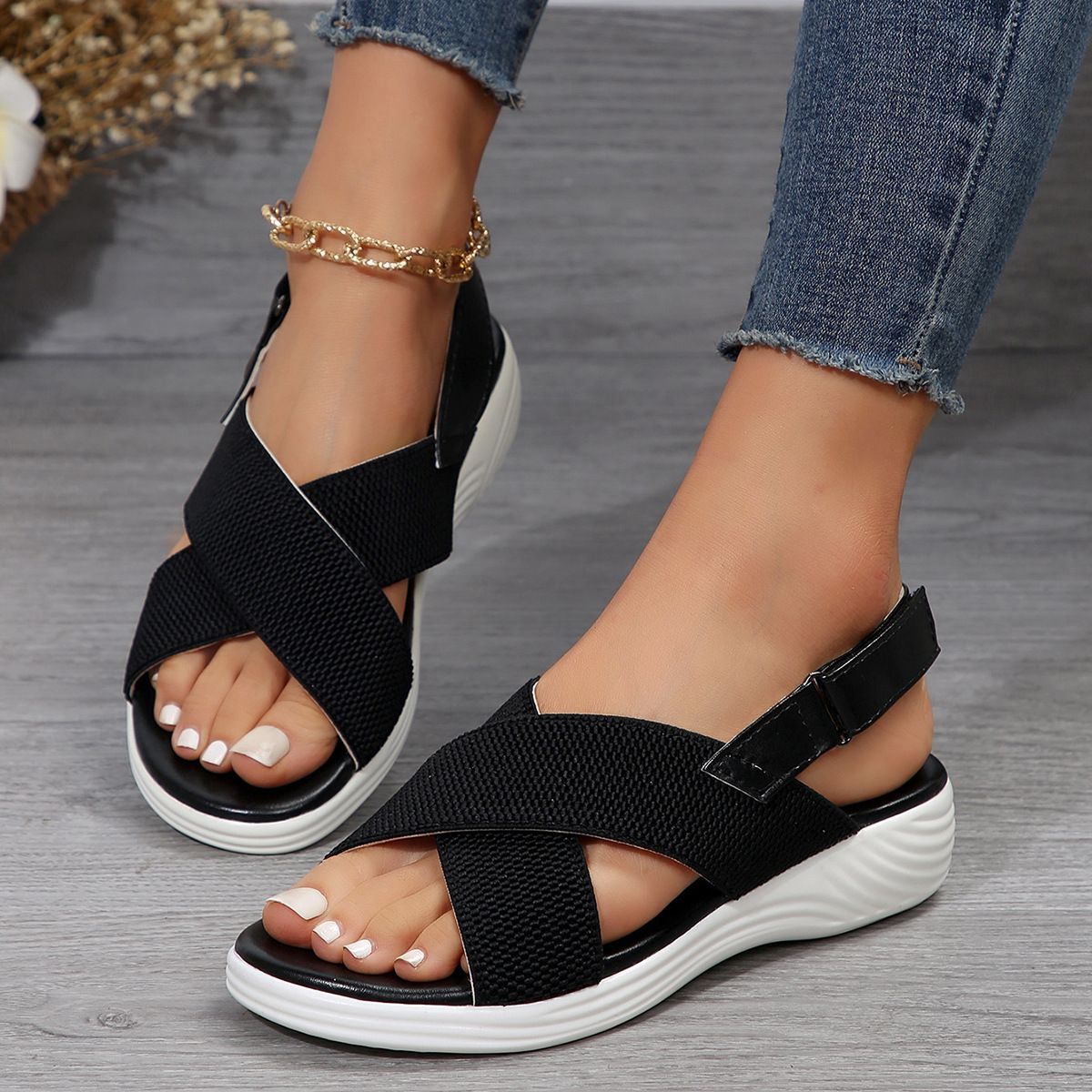 Keilsandalen mit Riemen und Peep Toe – Bild 2 | LuxeStyle