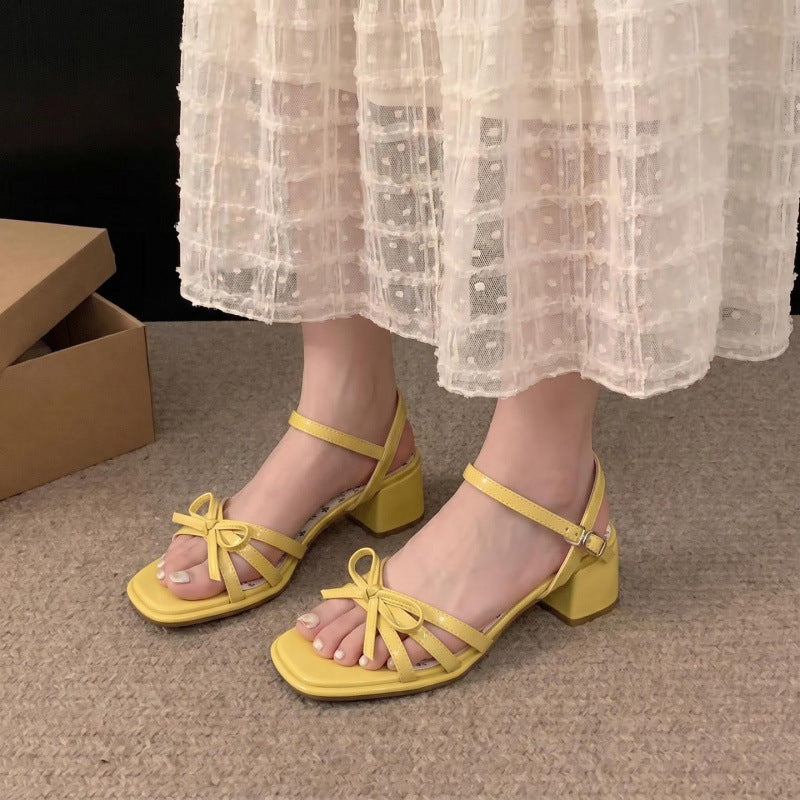 Sandalen mit Schleife und klobigem Absatz