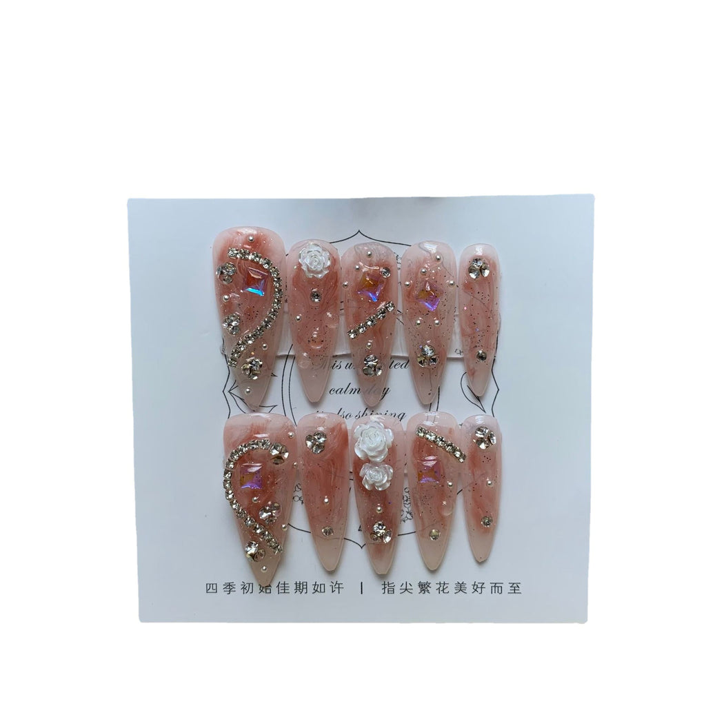Mandel-Kunstnägel mit Kamelien & Strass – Bild 4 | LuxeStyle