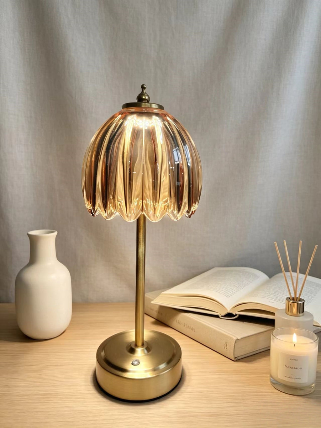 Nordische Nachttischlampe Touch – Bild 4 | LuxeStyle