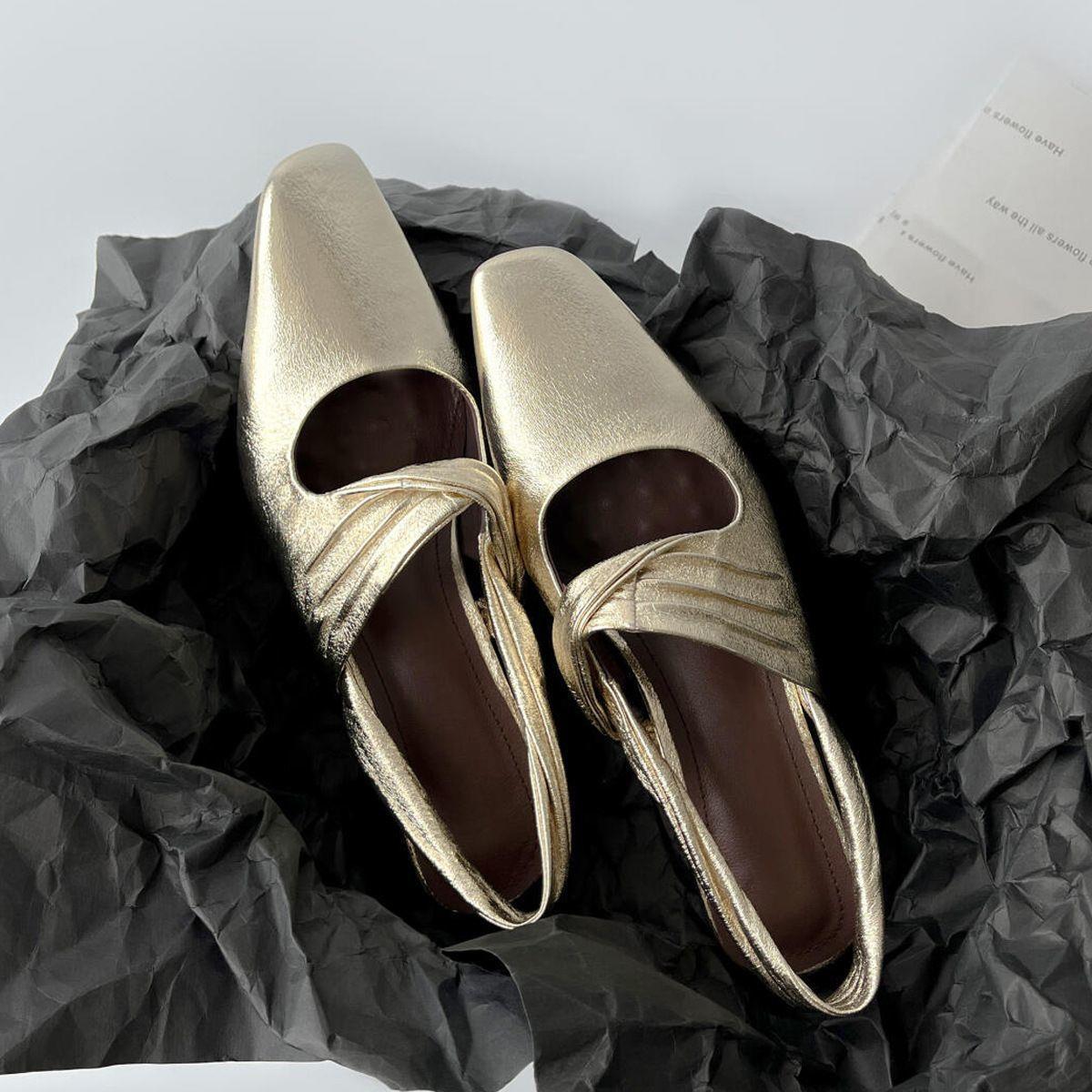 Retro Pumps mit Chunky Heel und V-Ausschnitt