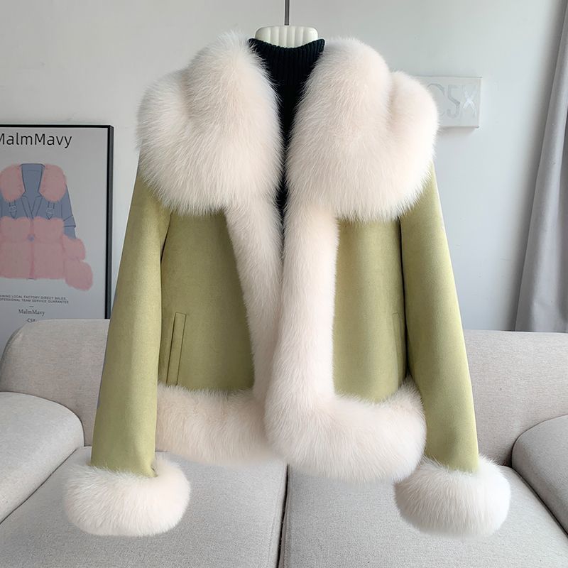 Eleganter kurzer Daunenmantel mit Kunstfell