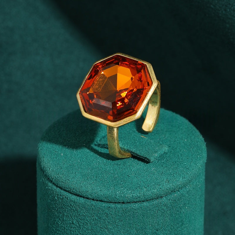 Vintage-Ring mit rotem Kristall und Achat