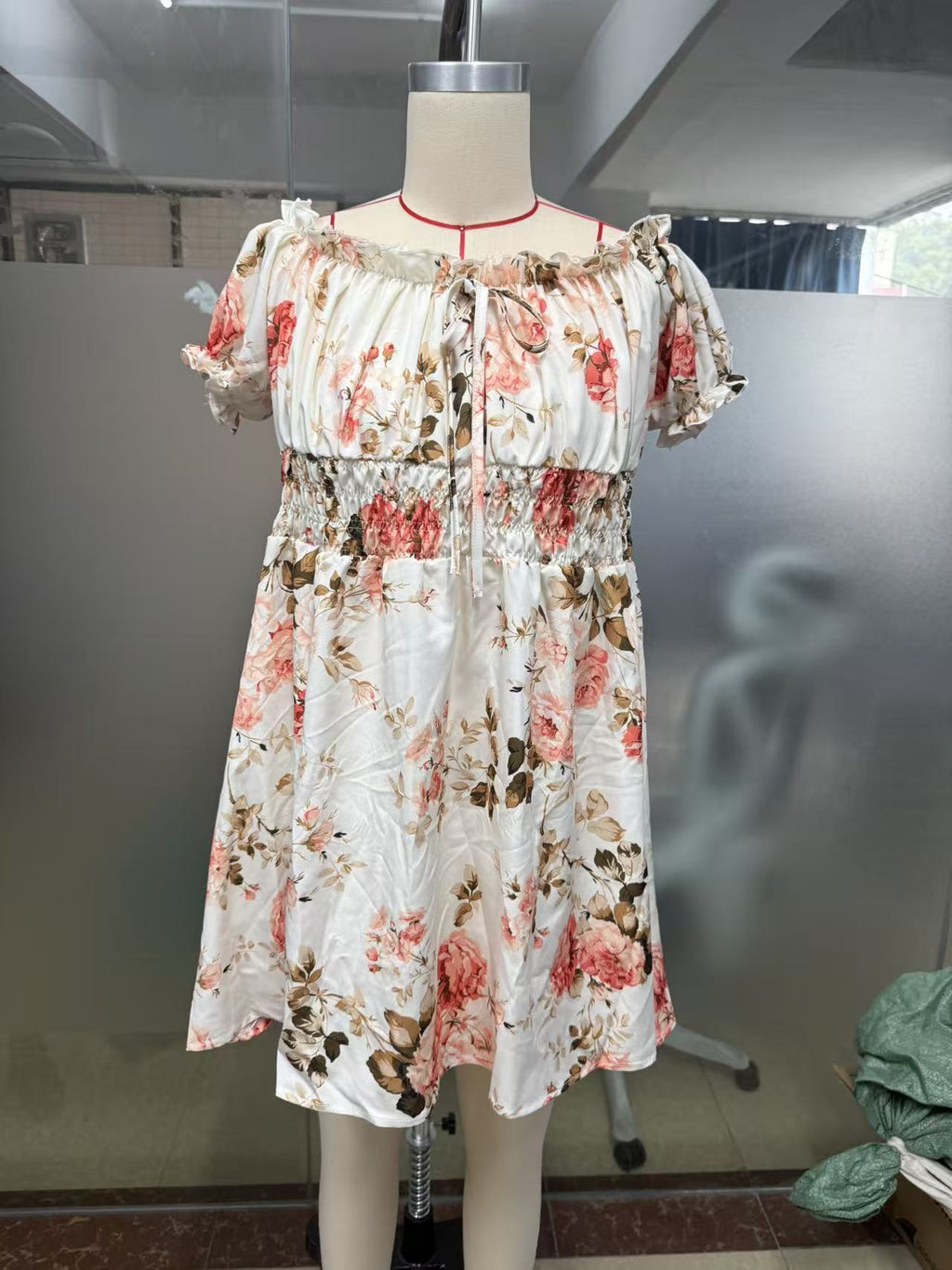 Off-Shoulder Minikleid mit Blumenprint – Bild 5 | LuxeStyle