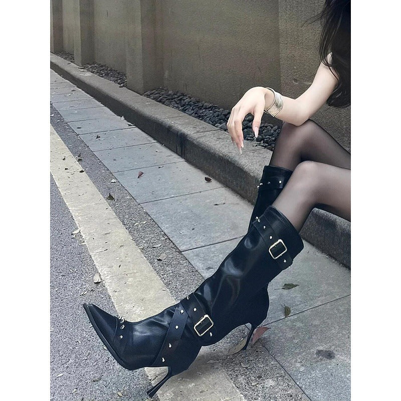 Lange Damenstiefel mit Schnallen und Nieten