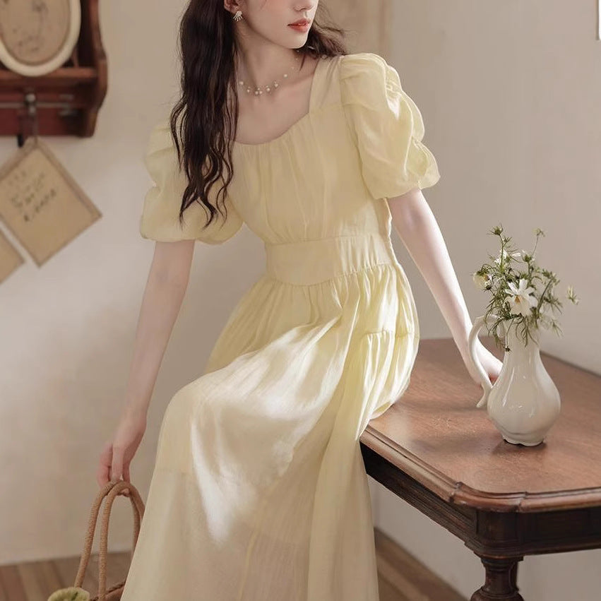 Beiges Kleid mit Puffärmeln & hoher Taille – Bild 6 | LuxeStyle