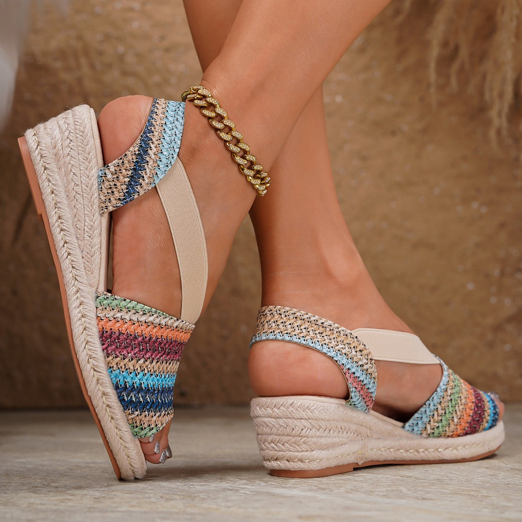 Keile Sandalen im Ethno-Stil