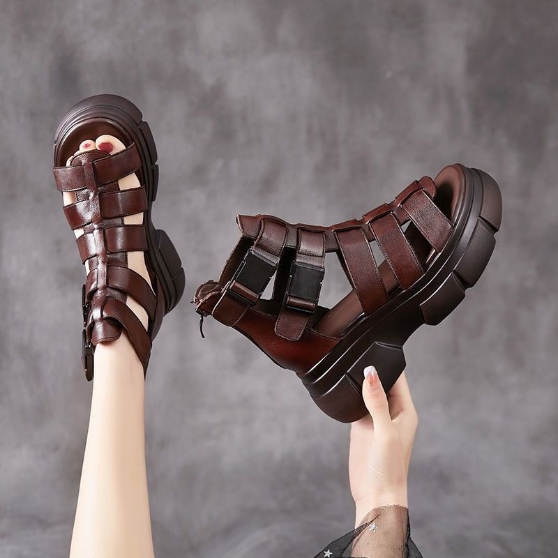 Retro-Sandalen aus Lederimitat mit Lochmuster | LuxeStyle
