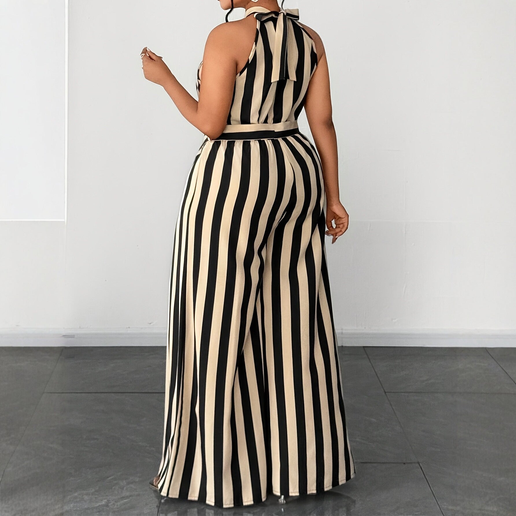 Eleganter gestreifter Neckholder-Jumpsuit