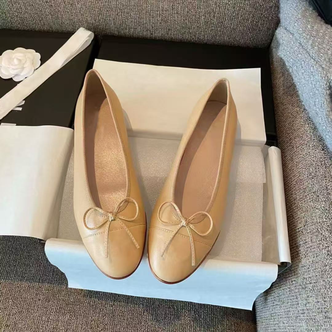 Flache Schuhe mit Schleife
