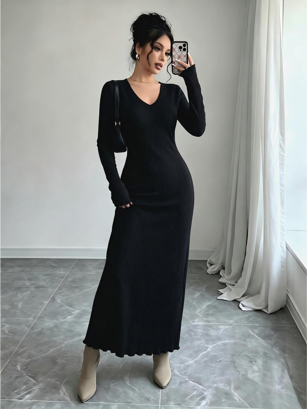 Geripptes Strickkleid mit V-Ausschnitt