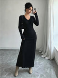 Geripptes Strickkleid mit V-Ausschnitt