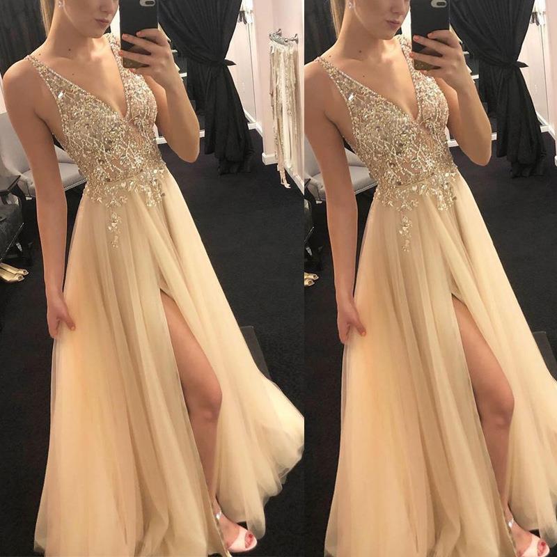 Goldenes Satin-Kleid mit V-Ausschnitt