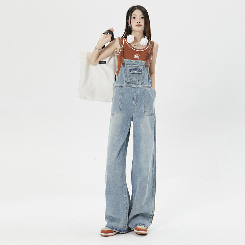 Gebaechte blaue Jeans mit lockeren Trägern