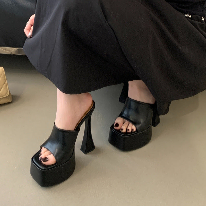 Keilabsatz-Sandalen mit offener Spitze