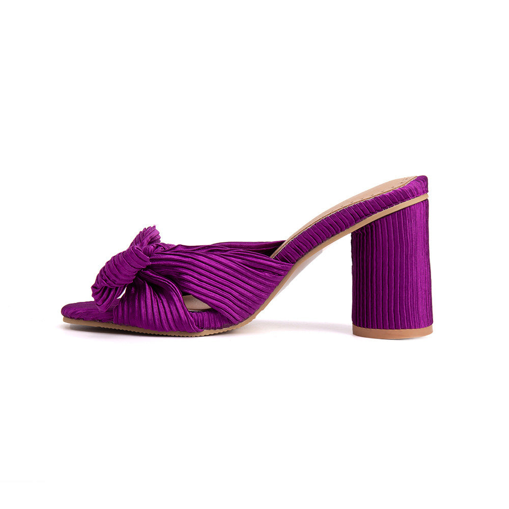 Satin Pantoletten mit Peep-Toe und Blockabsatz