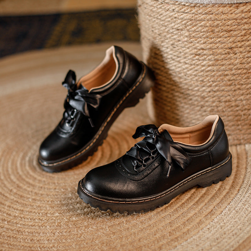 Retro Pumps mit Schnürung und Blockabsatz