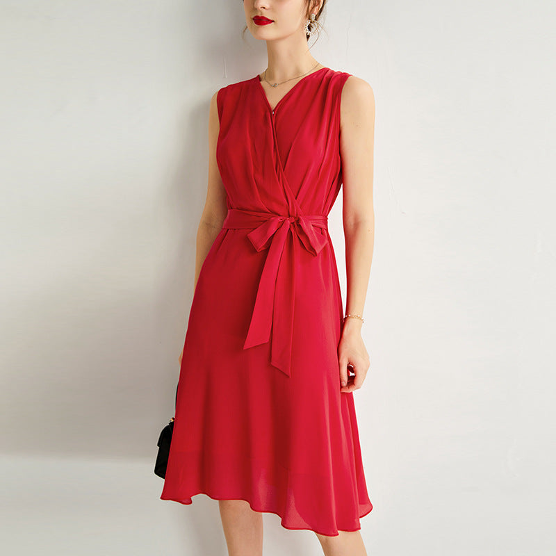 Seidenkleid mit V-Ausschnitt und Taillengürtel