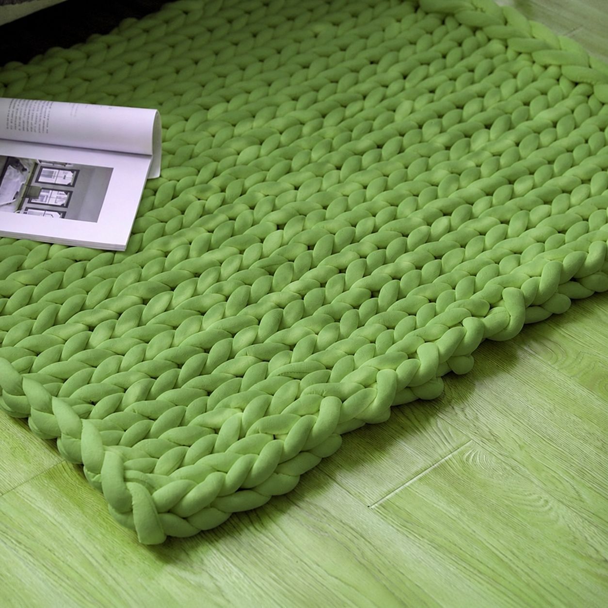 Grobgewobene Strickdecke aus Chenille-Garn