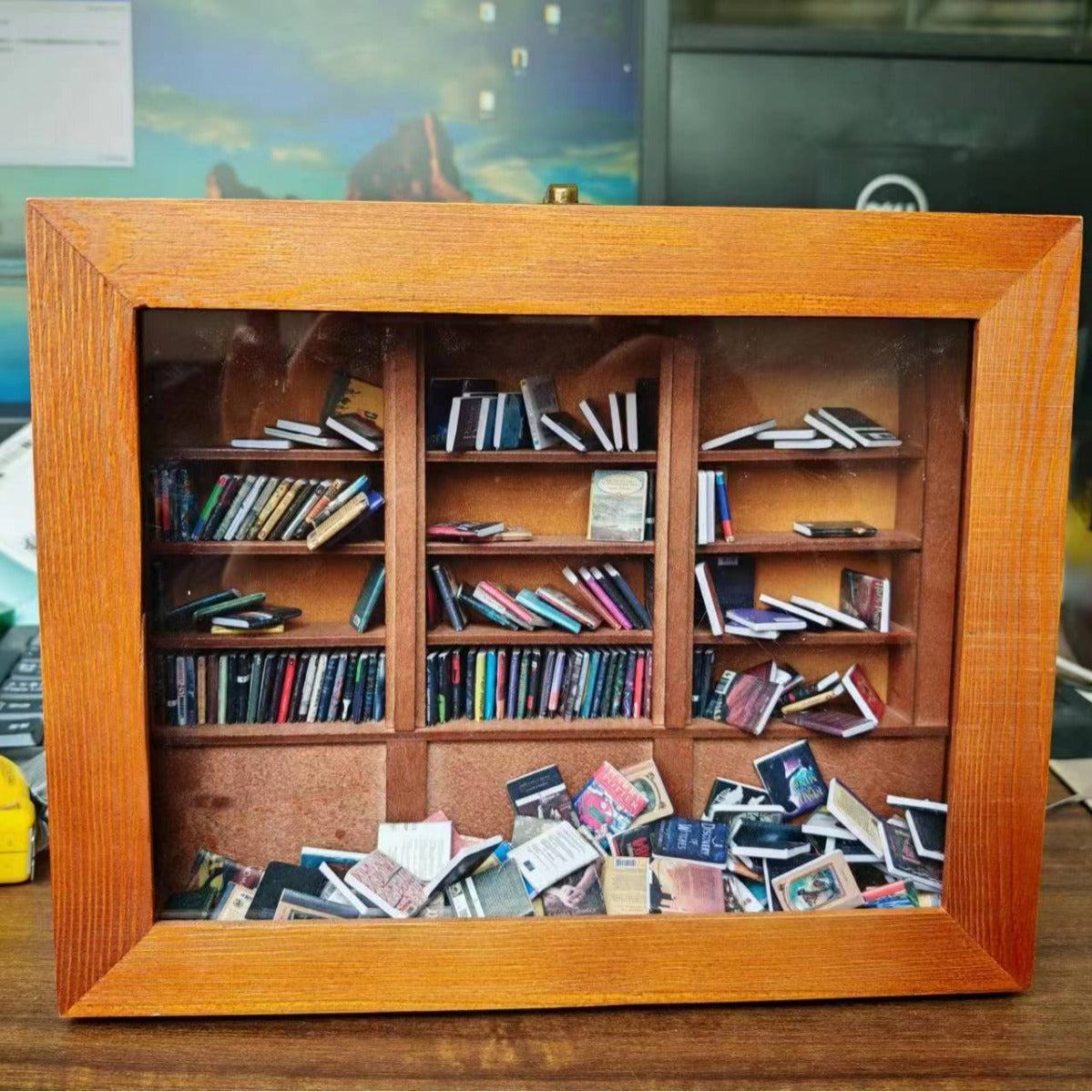 Holzdekoration mit Mini-Büchern