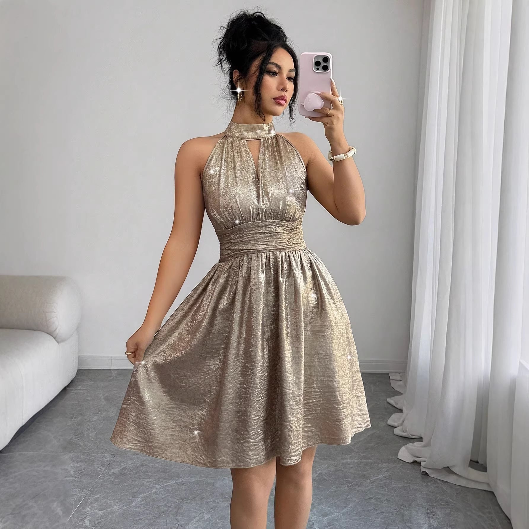 Glänzendes Abendkleid mit Taillebetonung
