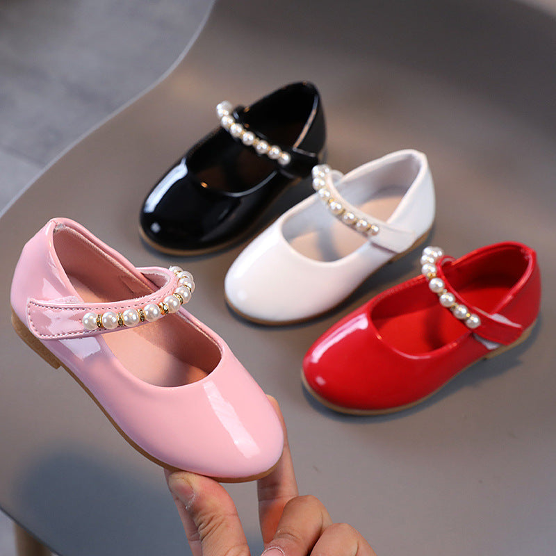 Mädchenlederschuhe mit Perlenverschluss und weicher Sohle