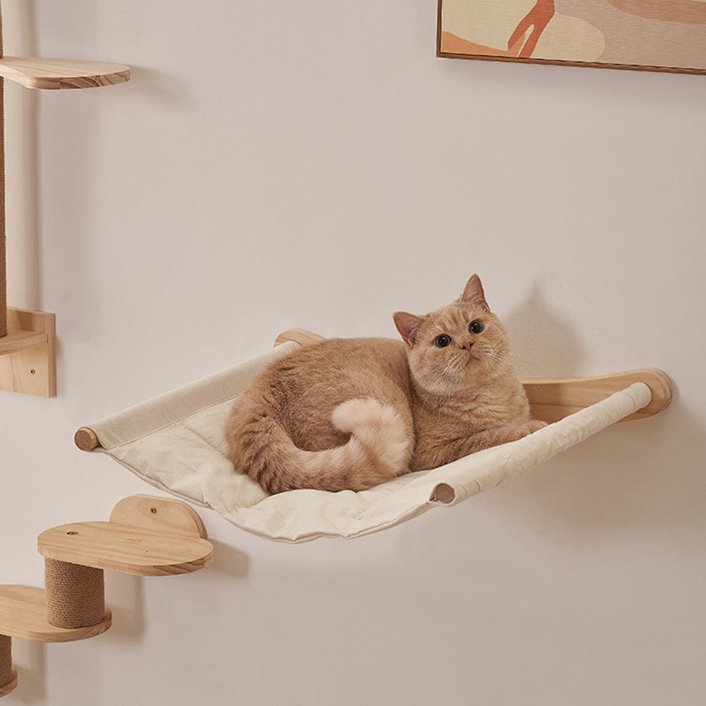 Wandmontierter Katzenbaum aus Massivholz