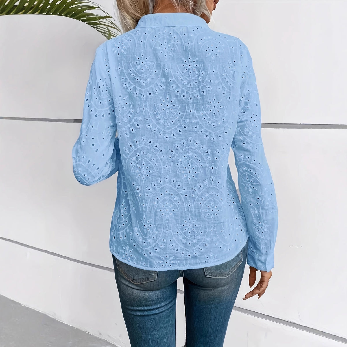 Blaues Stickerei-Button Shirt mit Ausschnitt – Bild 2 | LuxeStyle
