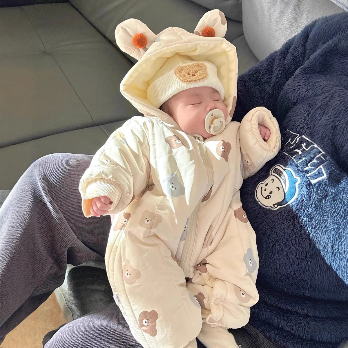 Baby-Strampler mit Kapuze – Bild 3 | LuxeStyle