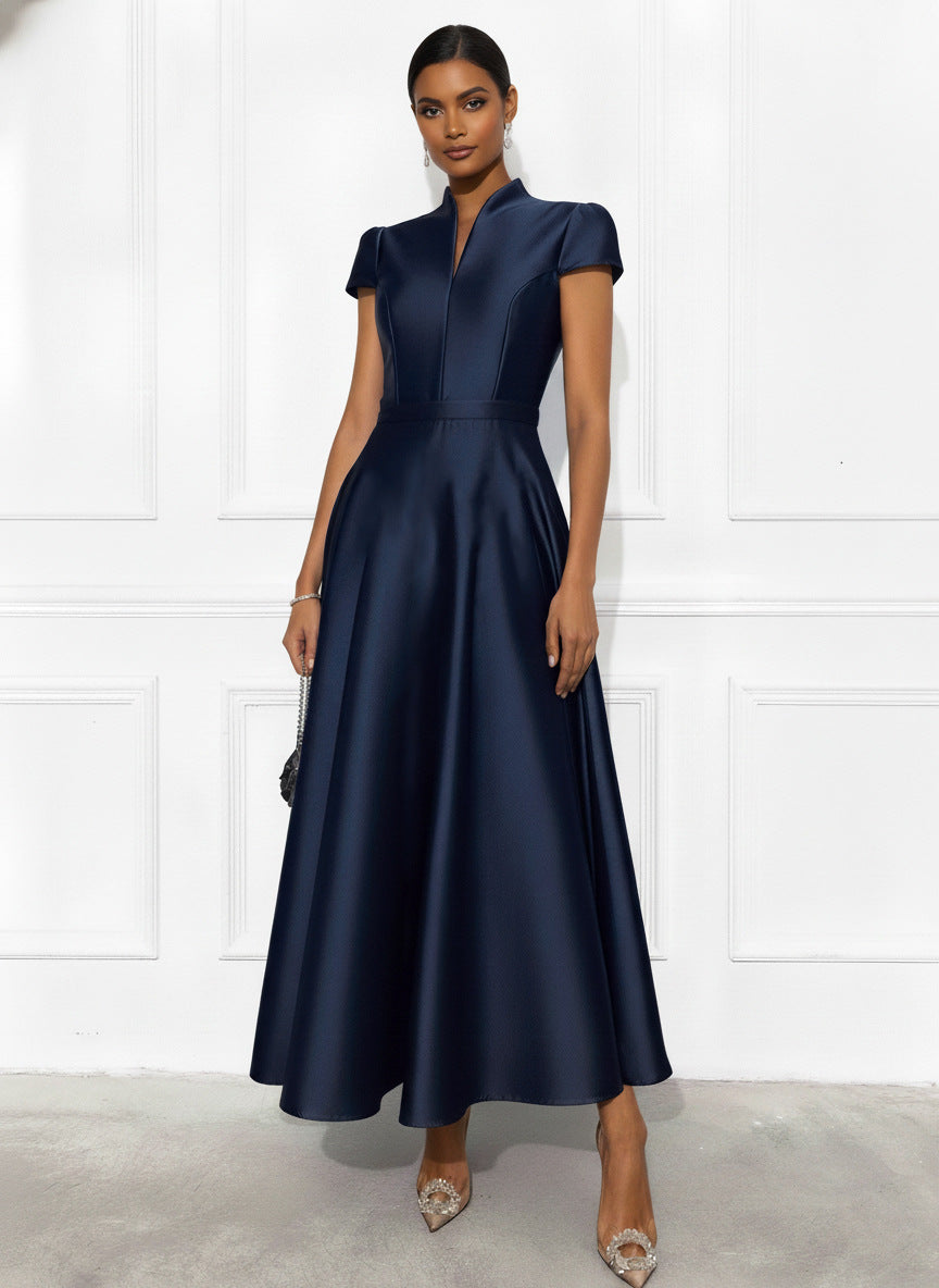 Elegantes Satin-Strickkleid mit weitem Saum – Bild 3 | LuxeStyle