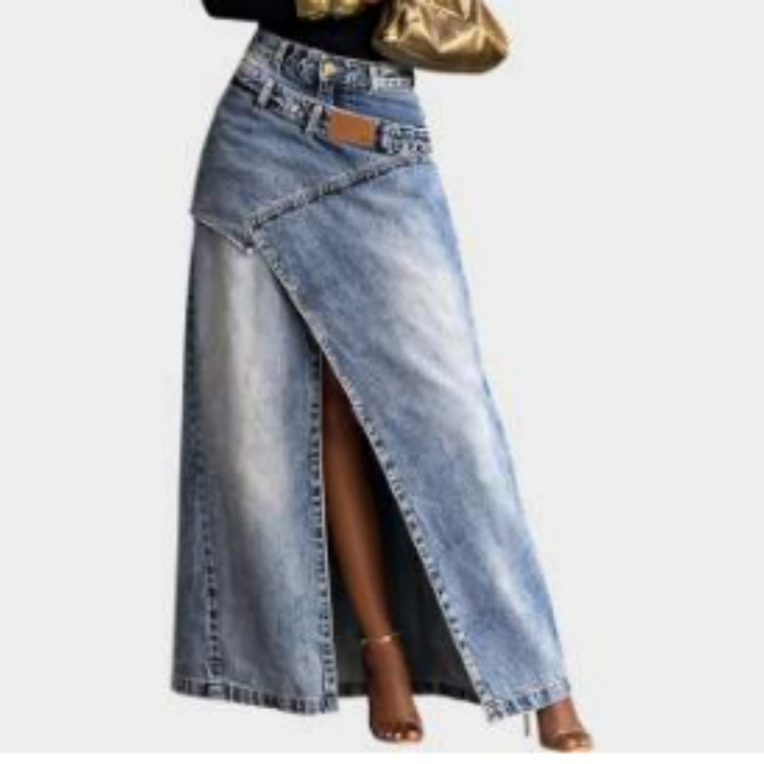 Hochgeschnittener Denim-Midi-Rock mit asymmetrischen Schlitzen