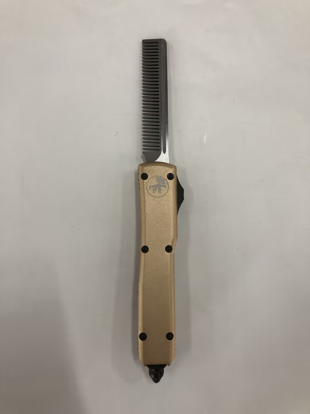 Kamm mit Stahlklinge