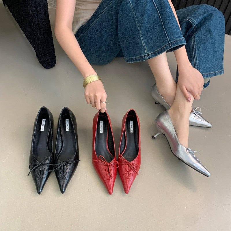 Spitze Pumps mit Stilettoabsatz und Schleife