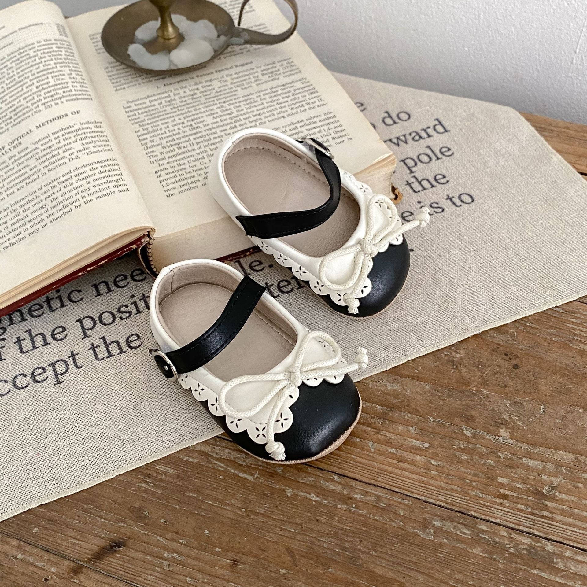 Retro-Lauflernschuhe mit Schleife