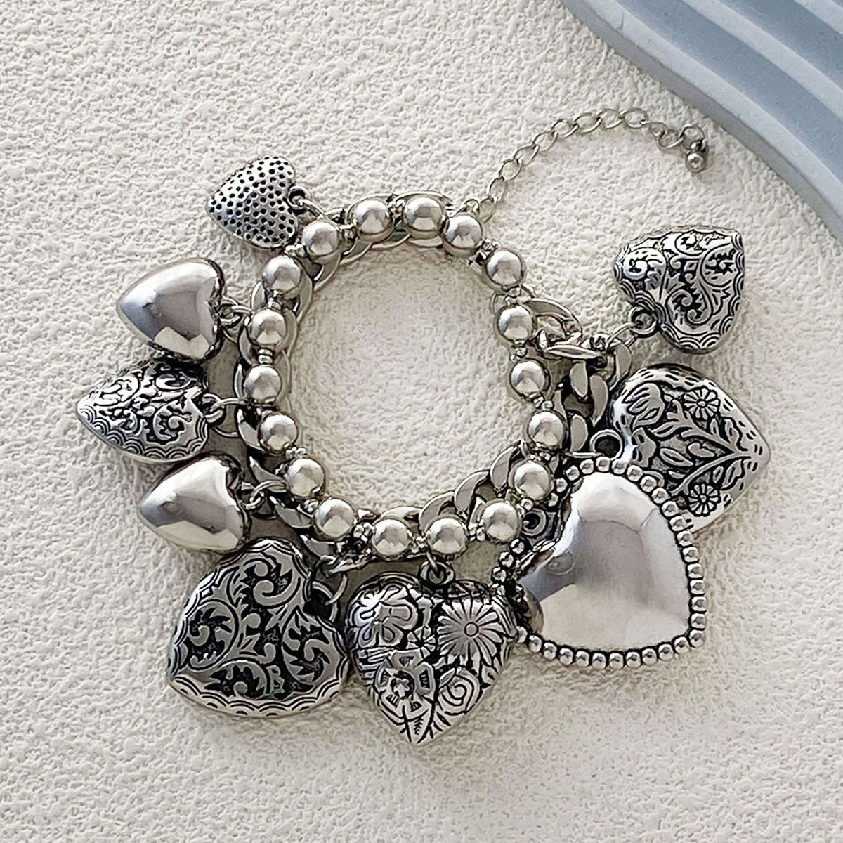 Doppellagiges Armband mit Herzanhänger – Bild 6 | LuxeStyle