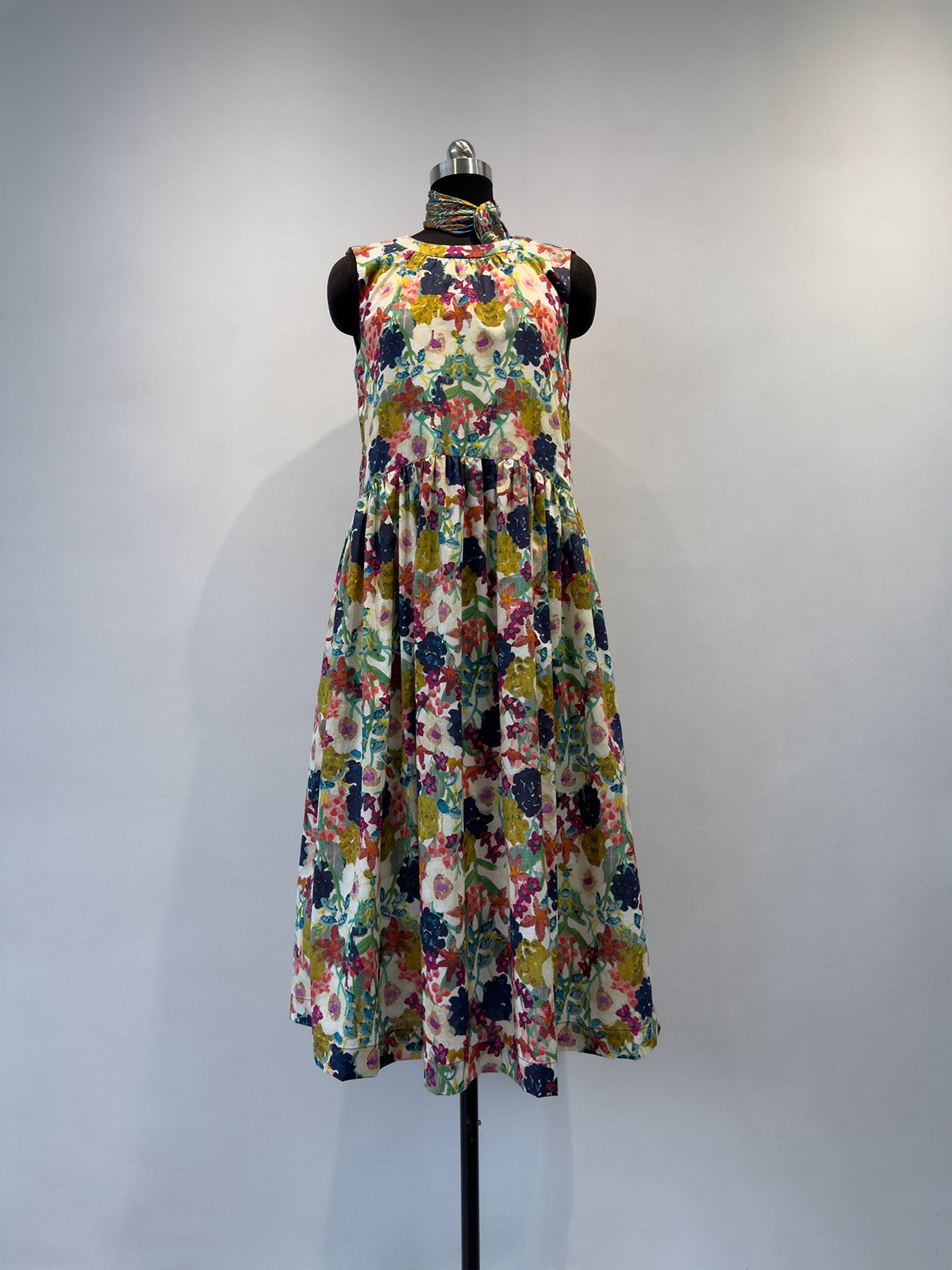 Ärmelloses Retro-Kleid mit Blumenmuster – Bild 2 | LuxeStyle