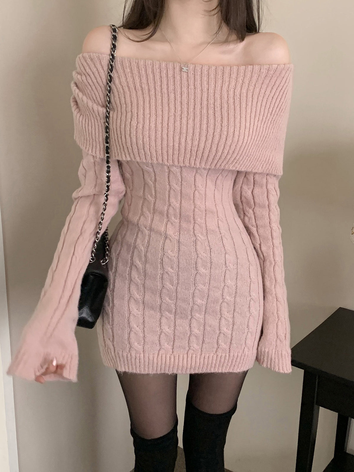 Off-Shoulder V-Ausschnitt Strickkleid Mini – Bild 3 | LuxeStyle