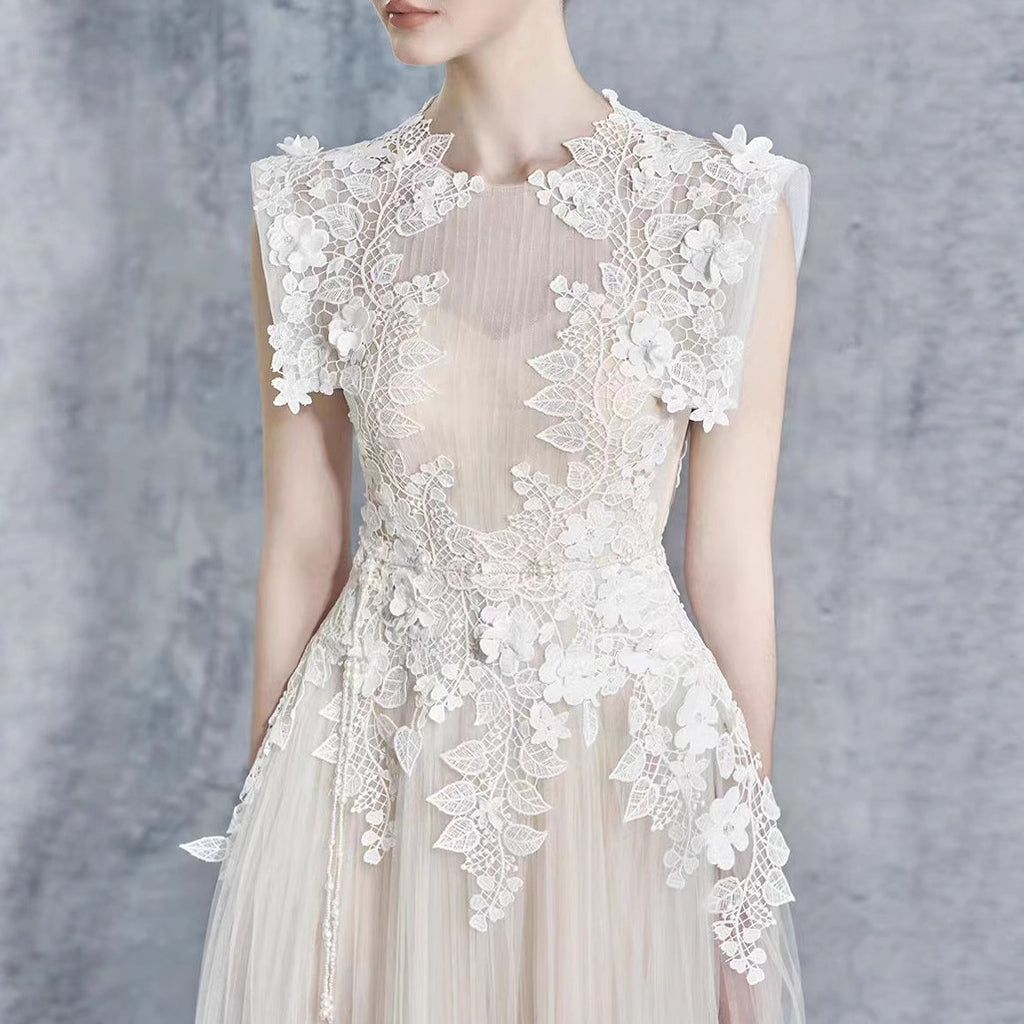 Spitzen-Häkelkleid mit Taillenbetonung