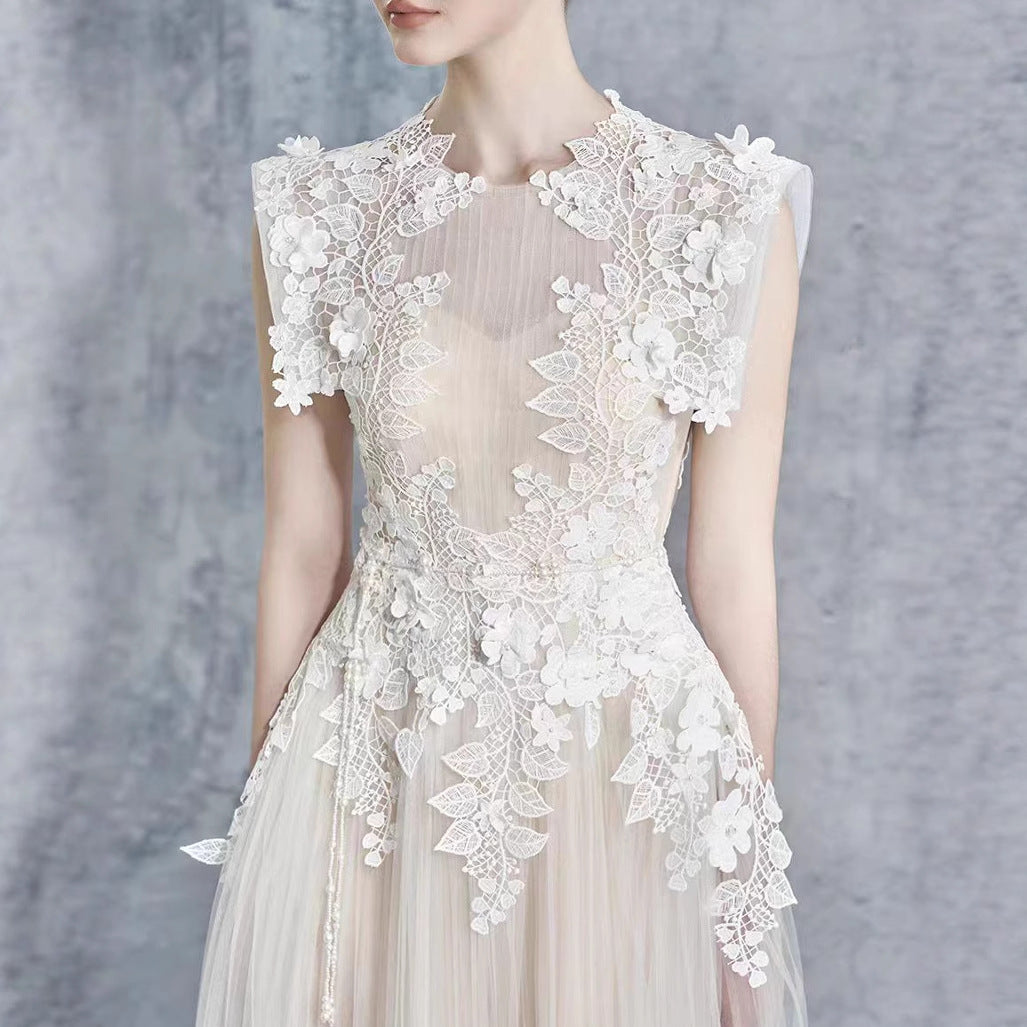 Spitzen-Häkelkleid mit Taillenbetonung