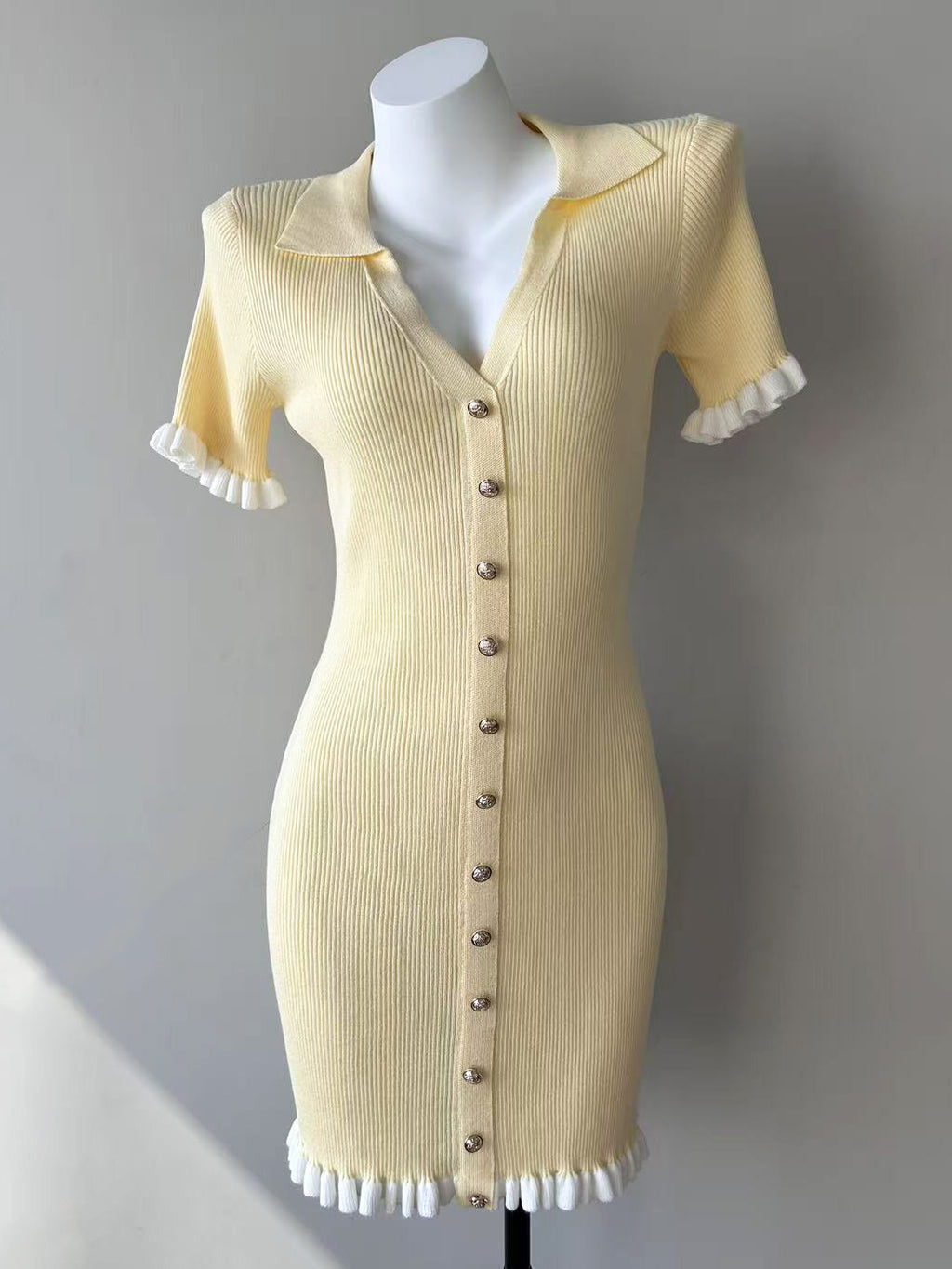 Kurzes, hochtailliertes Kleid im French-Stil – Bild 2 | LuxeStyle