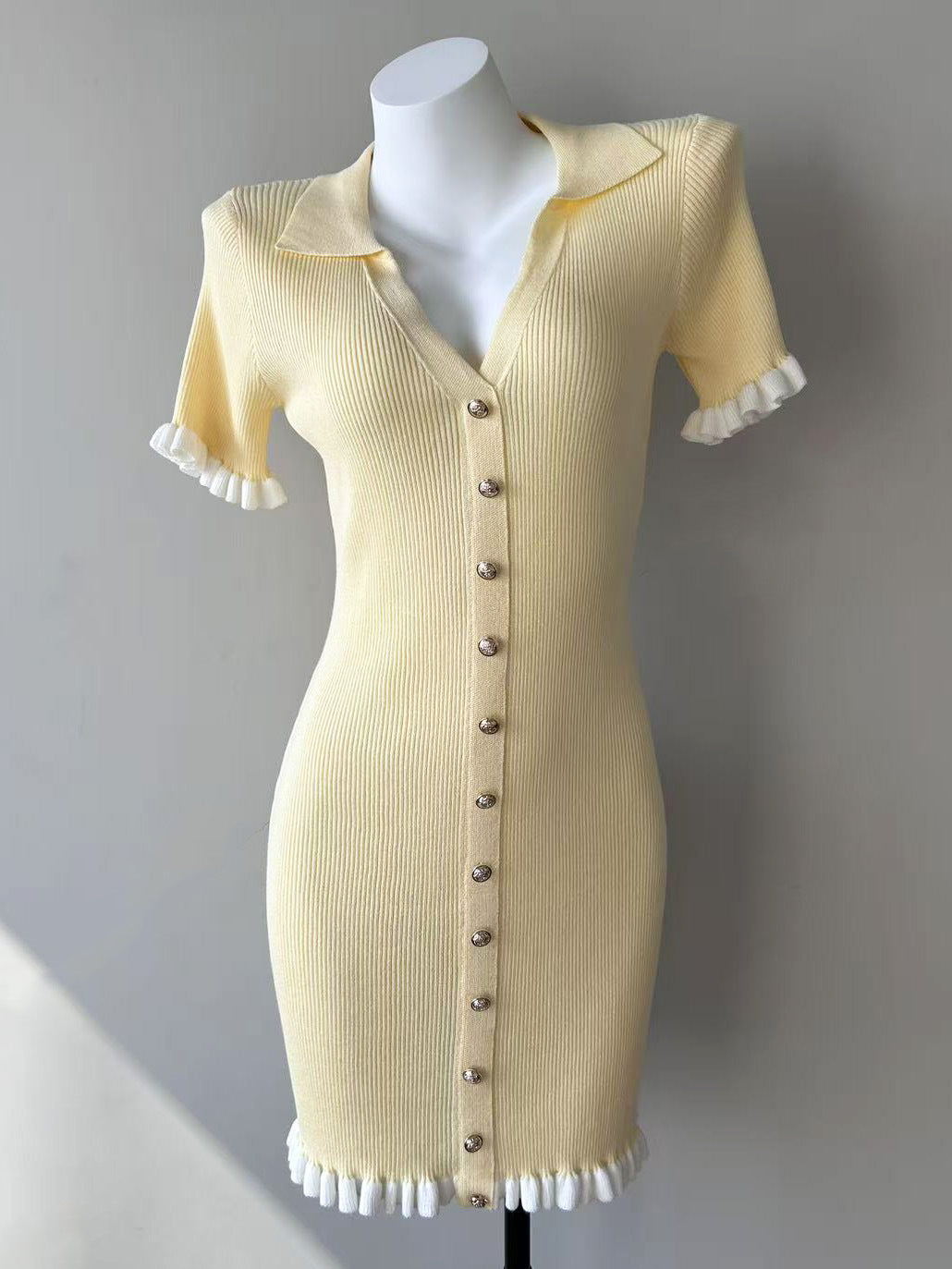 Kurzes, hochtailliertes Kleid im French-Stil – Bild 2 | LuxeStyle