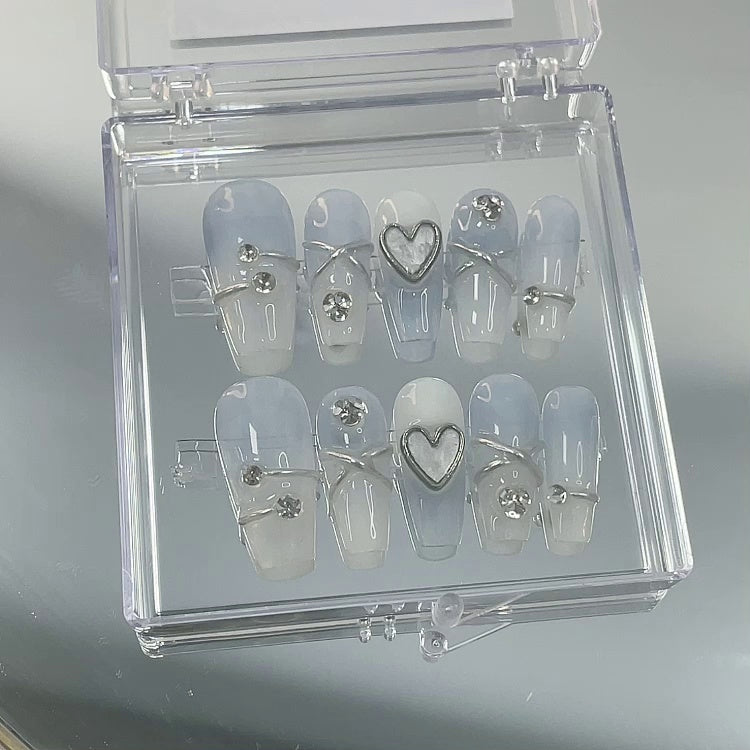 Minimalistische Fake Nails "Blue Ice Rain" – Bild 3 | LuxeStyle