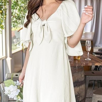 V-Ausschnitt-Minikleid mit Schleife und kurzen Ärmeln – Bild 1 | LuxeStyle