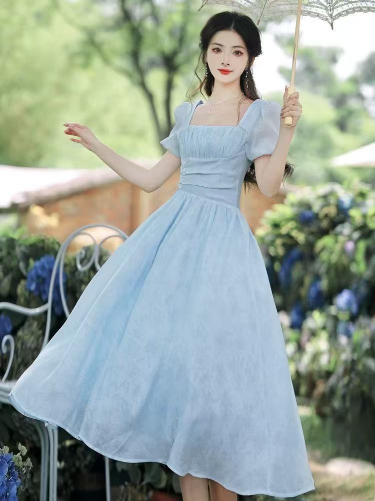 Langes, traumhaftes Kleid mit Blasärmeln